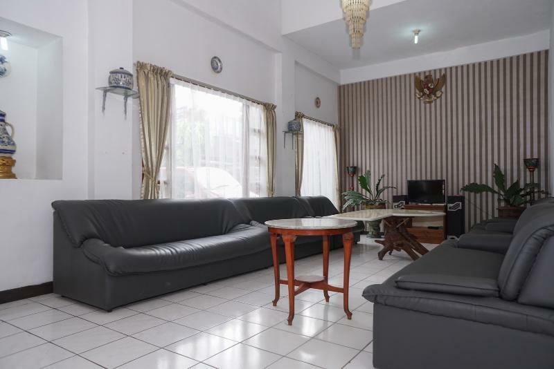 Oyo 3953 Hotel Catellya II Cipaku Bandung Exterior photo