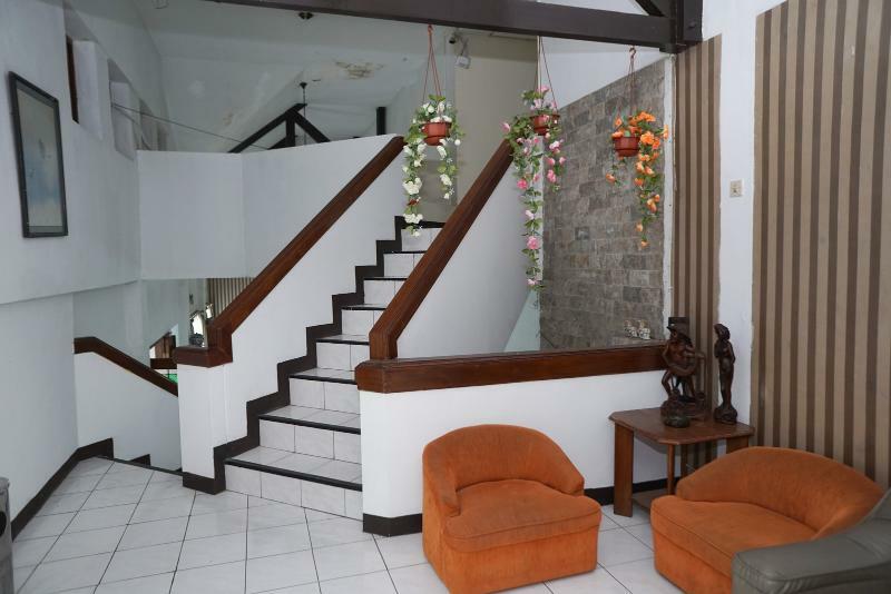 Oyo 3953 Hotel Catellya II Cipaku Bandung Exterior photo
